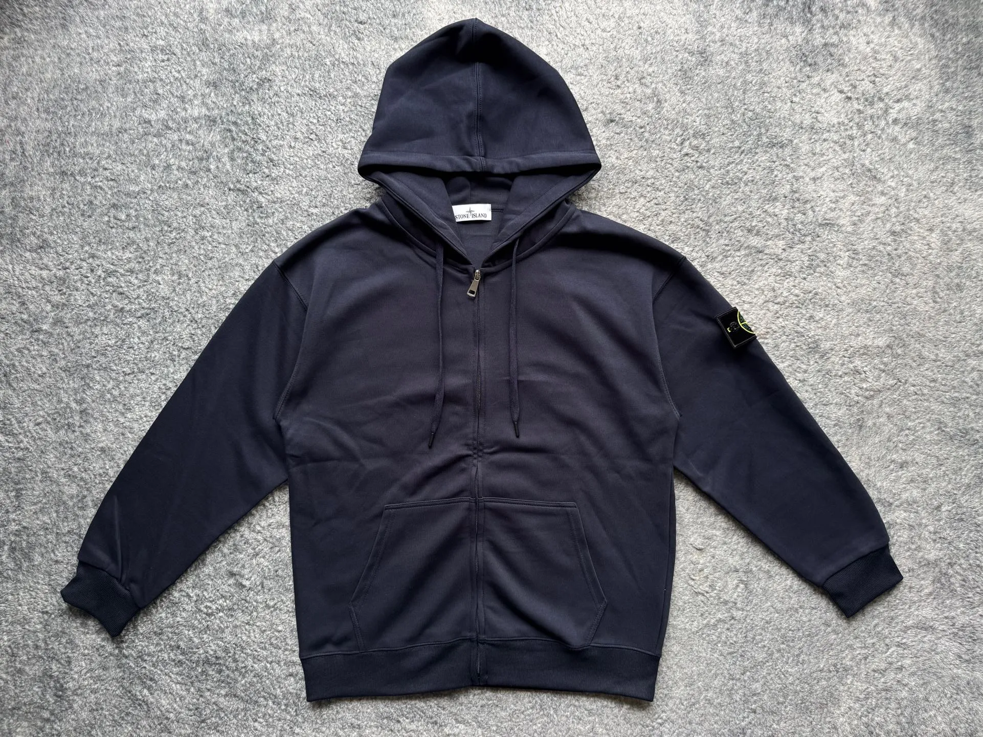 P186 STONE ISLAND Classic solid color casual hooded zipper long-sleeved spring and autumn sweatshirt jacket, same style for men and women. Stone Island hooded zipper sweatshirt, the outer seam design is the highlight, the details are interesting but not too high-profile. The black bottom is paired with a silver zipper. The overall look is low-key and neat, and the texture is very online. The version is relatively loose, making it very comfortable to wear. The style is more relaxed and does not pick on people or occasions. It looks very stylish when worn alone, and it’s totally OK when paired with a T-shirt. It is versatile when paired with jeans or khakis. It is casual and not sloppy. It can be easily used for commuting, parties and daily life. It is the kind of item that is often worn in the wardrobe but is reluctant to change. Color: Black Gray Navy Size Clothes length Shoulder width Bust Sleeve length Recommended weight S 69 56 54 54 115-130 M 71 59 57 55 130-155 L 73 62 60 56 155-175 XL 75 65 63 57 175-200